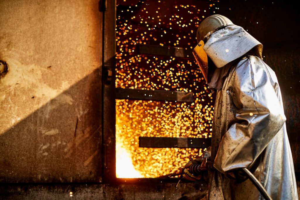 Mitarbeiter der Badischen Stahlwerke bei der Arbeit in der Produktion