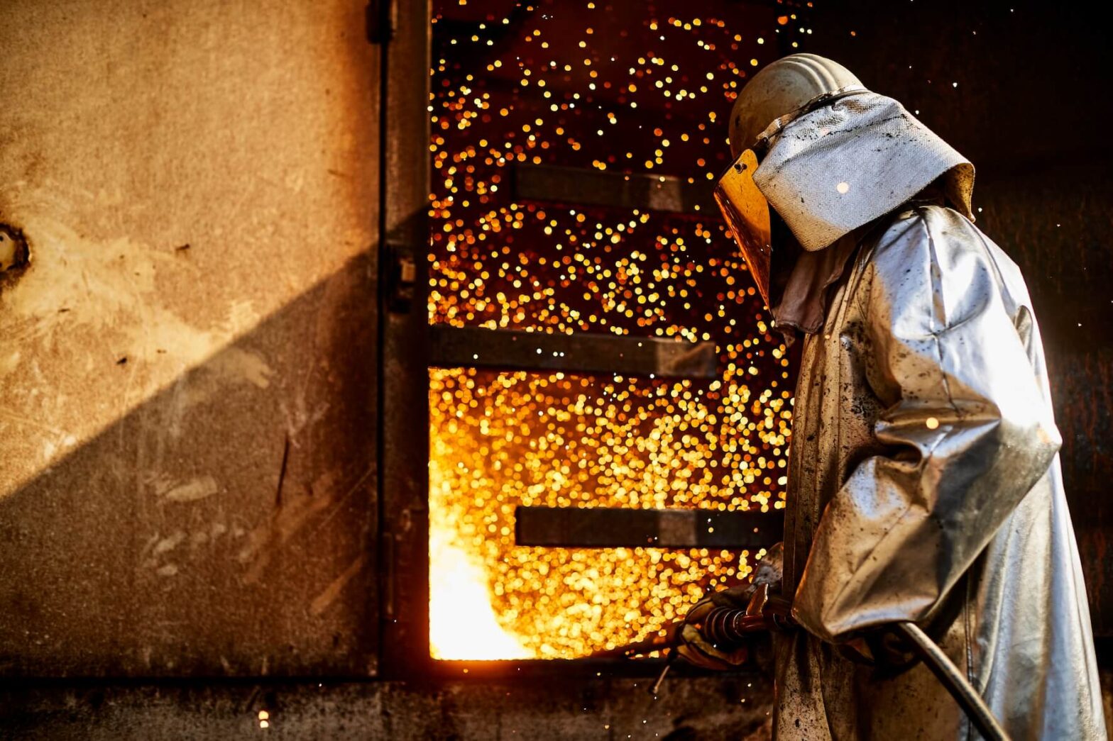 Mitarbeiter der Badischen Stahlwerke bei der Arbeit in der Produktion